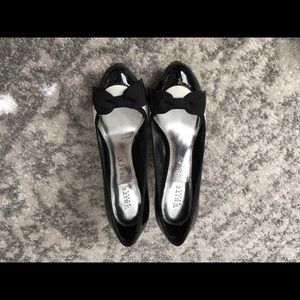 White House Black Market Bow Heels. Sz 6.5.
