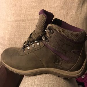 Woman’s Timberlands 7.5 boots