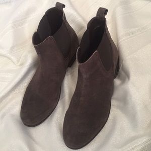 UO Chelsea Boots!!