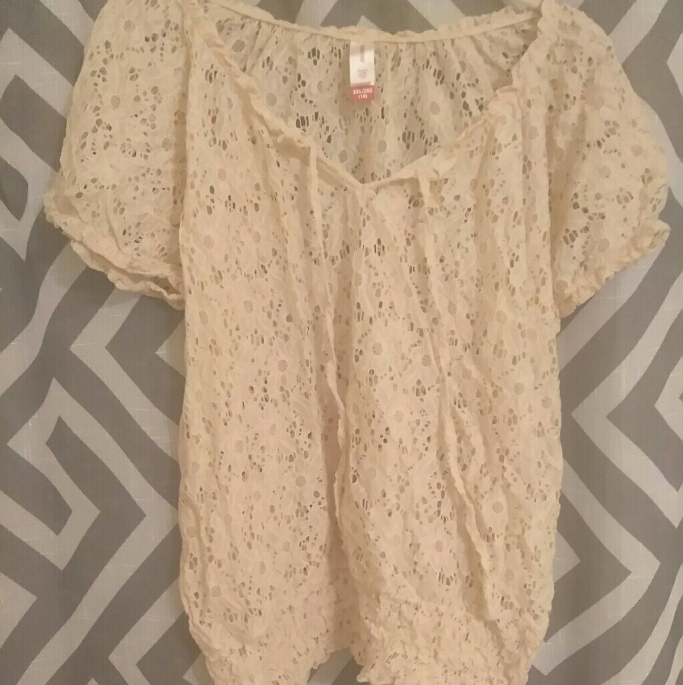 🚫🚫🚫 SOLD Women cream lace top