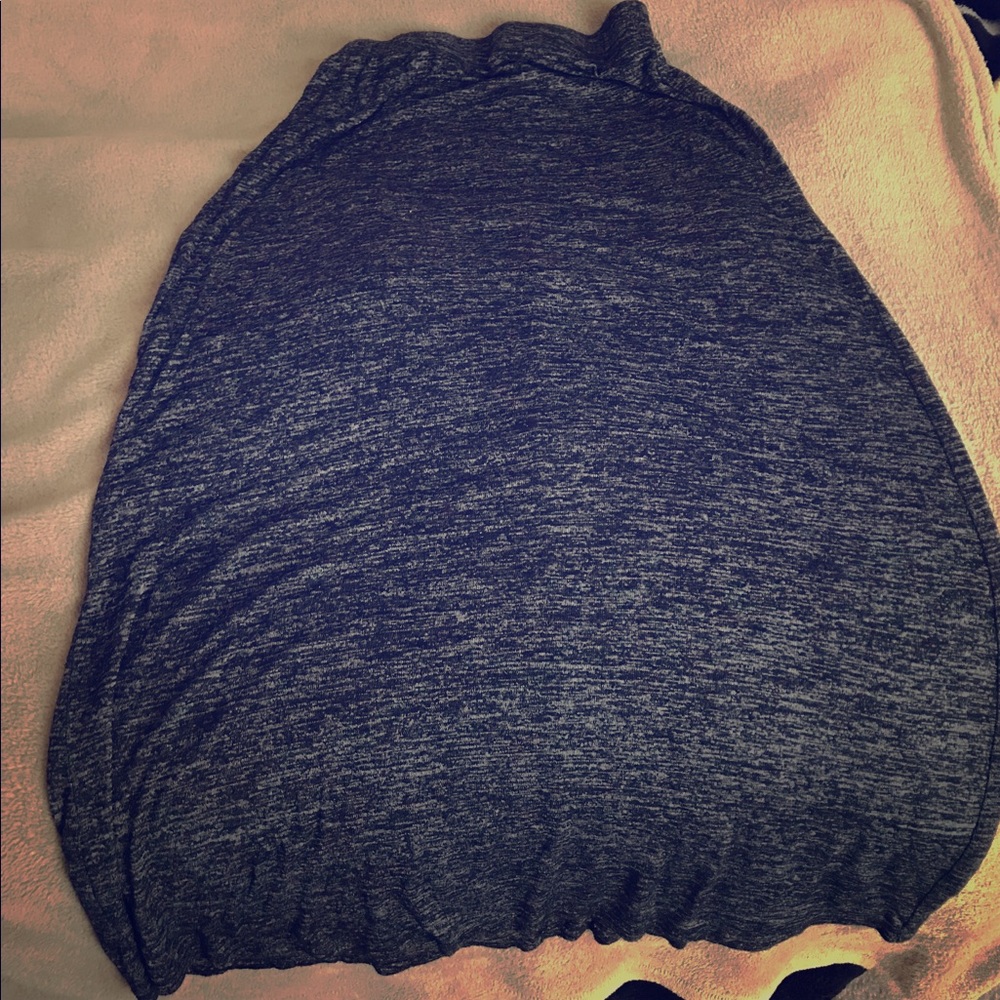 Stretch waist skirt. Polyester and spandex.