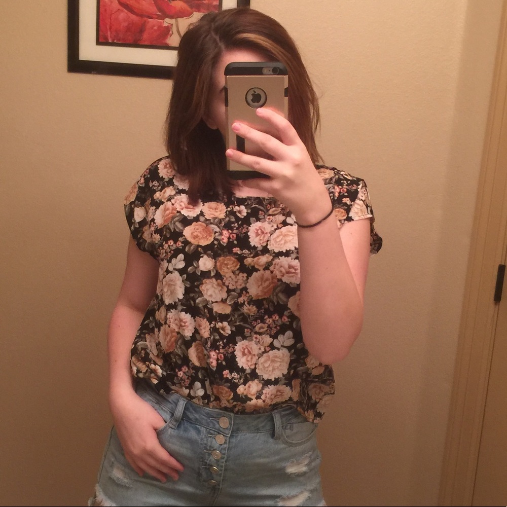 SUPER SWEET FLOARL SHIRT PERFECT FOR SPRING!!!