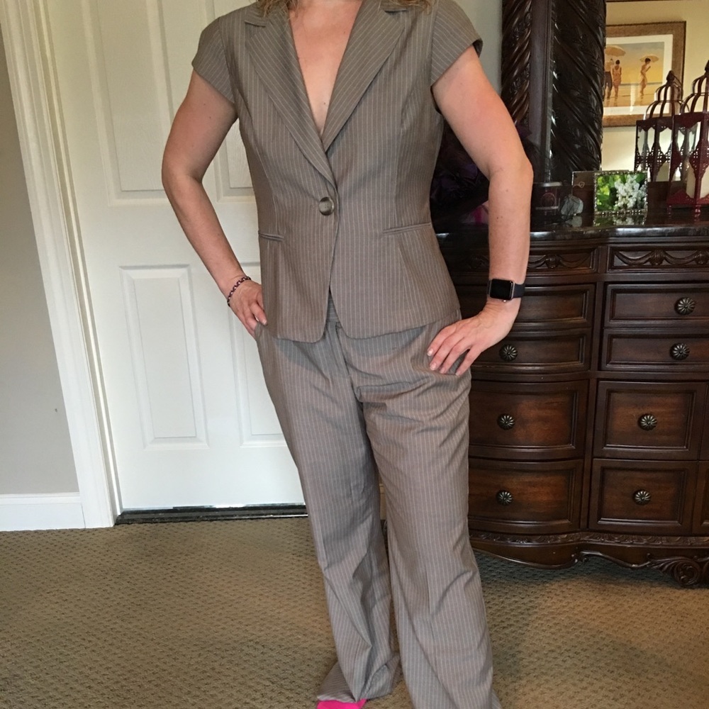 Ann Taylor pant suit. Size 8