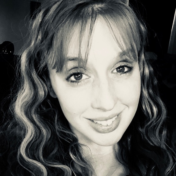 Meet your Posher, Kayla - Picture 2 of 5