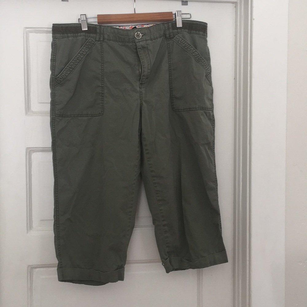 Last chance...donating soon!  Green cotton capris