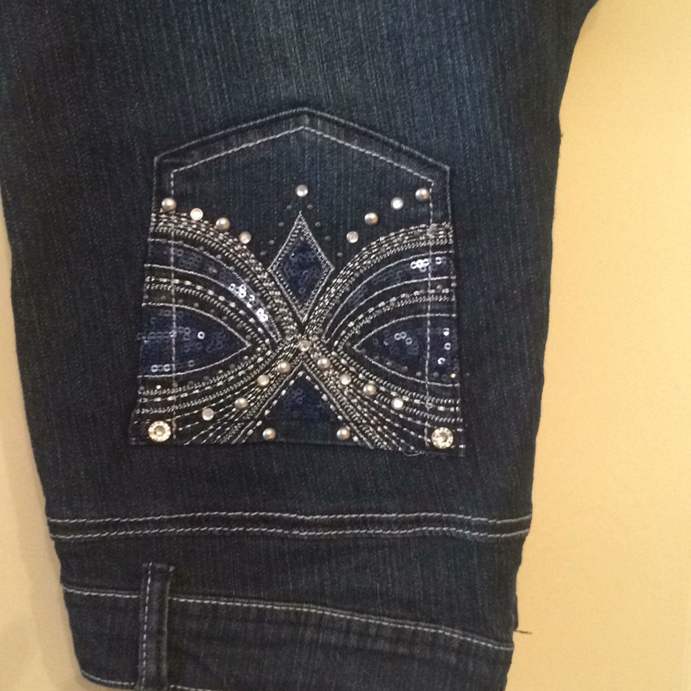NWOT Capri stretchy bling jeans.