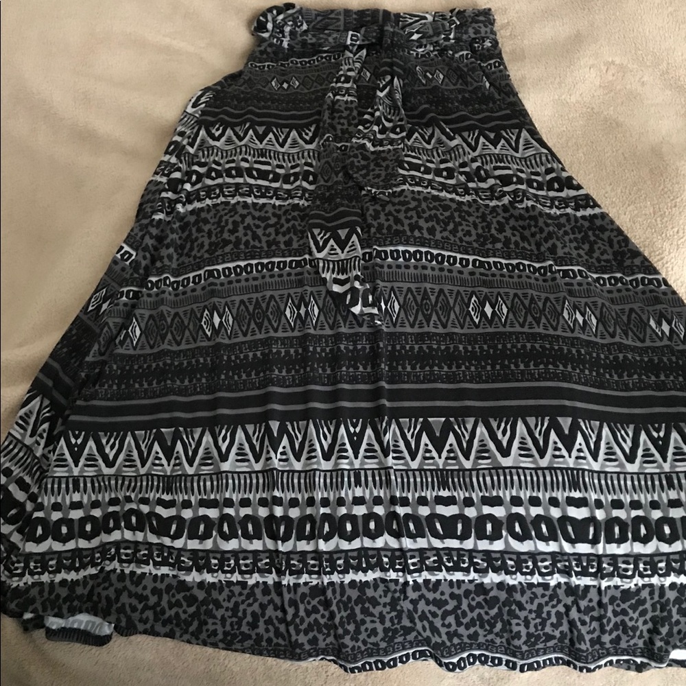 Stretch waist skirt. Polyester and spandex.