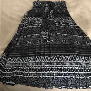 Stretch waist skirt. Polyester and spandex.