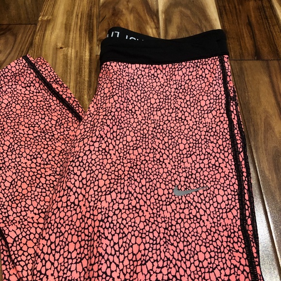 Nike Crop Leggings - Picture 2 of 4