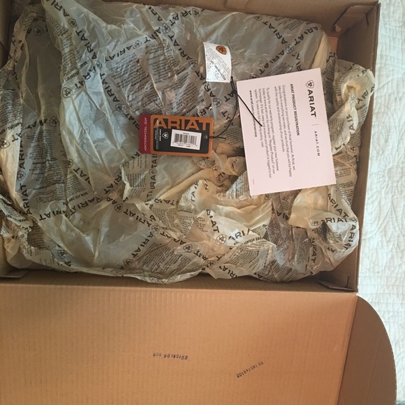 New women’s Ariat Boots - Picture 3 of 8