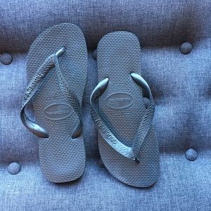 Never worn havaianas flip flops