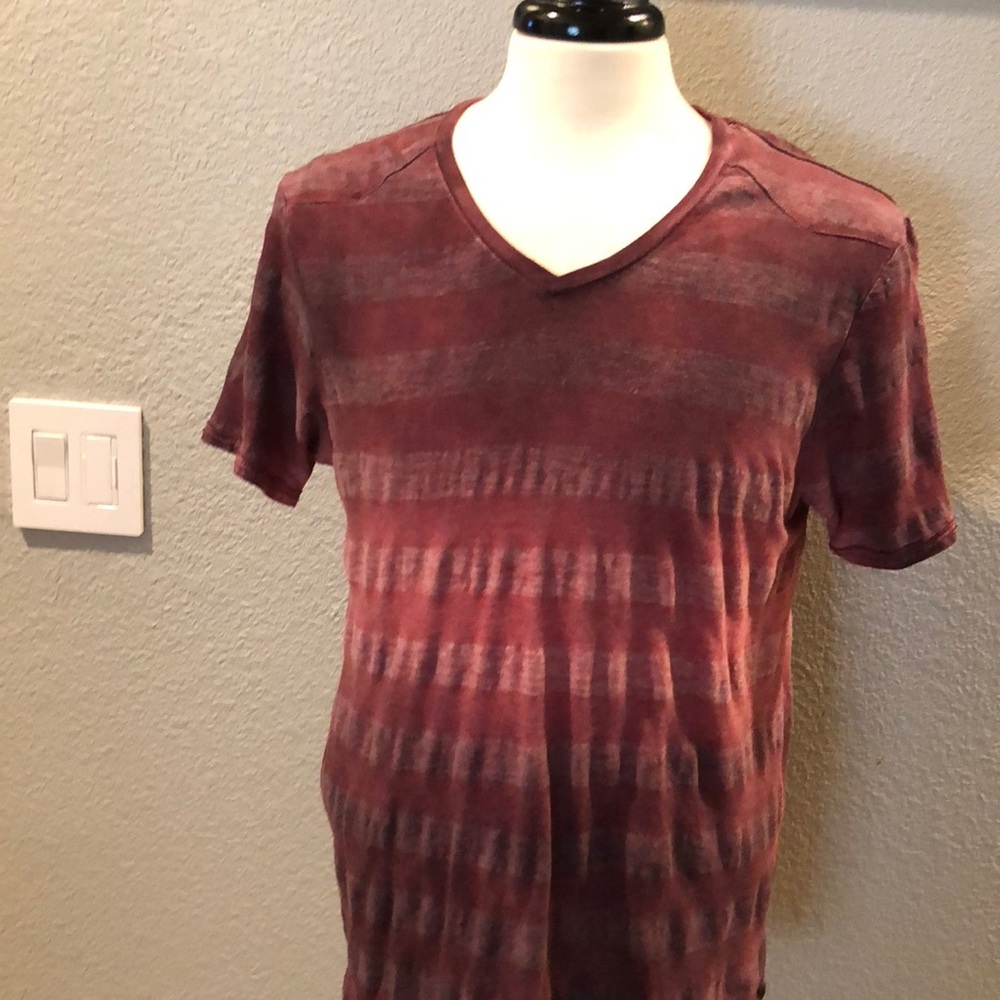 Guess men’s short sleeve vneck shirt