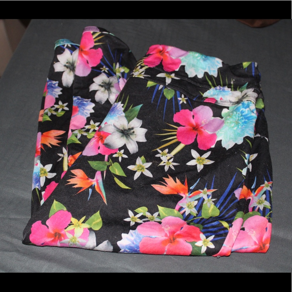 Adorable Hawaiian Print Crop Leggings
