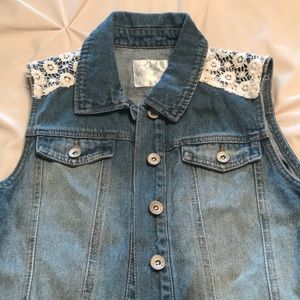 Justice jean vest