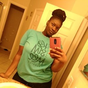 Meet your Posher, Akia