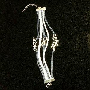 ⬇️$18NWOT Navy/White Infinity Love Leaves Bracelet
