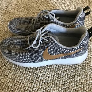 Nike grey gym shoe with gold swoosh