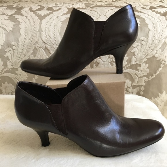 ✨Bandolino booties - Like New!✨ - Picture 2 of 5