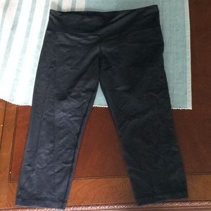 Under armour studioluxe all season capris.