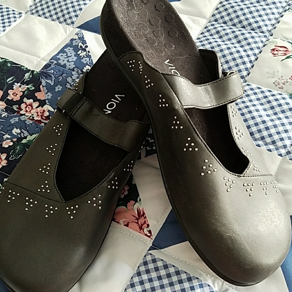 Vionic clogs