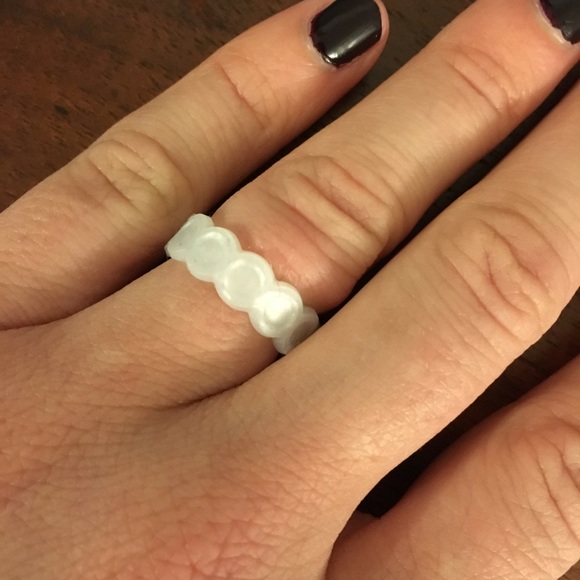 Qalo Silicone Women's Pearl Scallop Silicone Ring Qalo Pearl