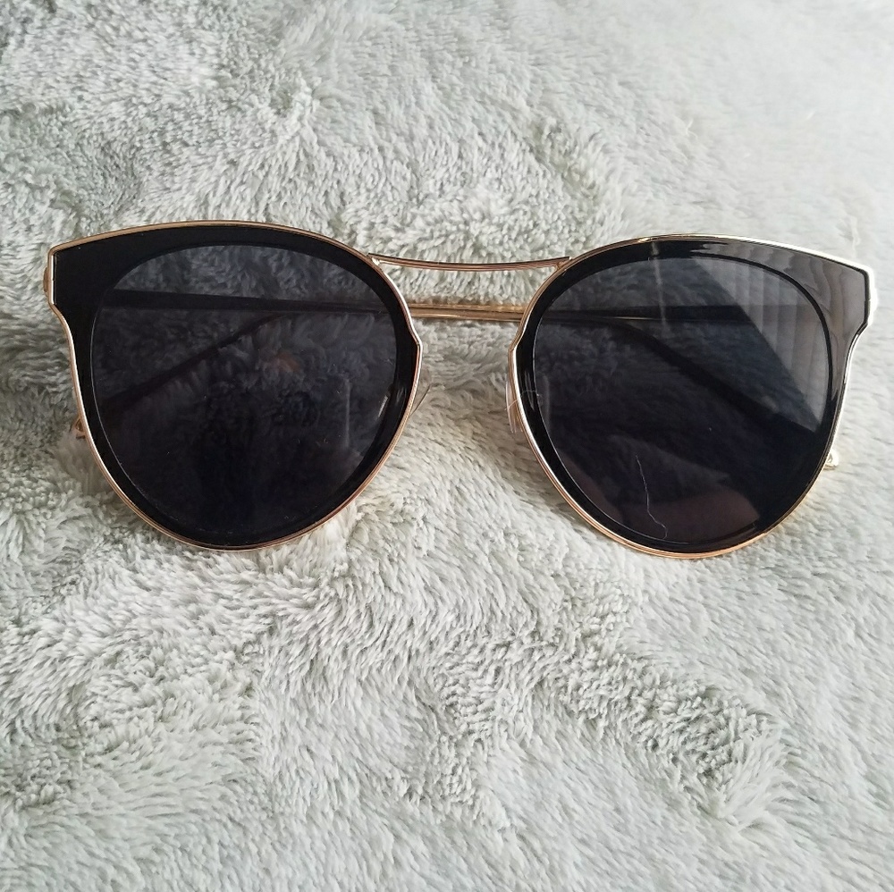 Stylish Gold Metal Rimmed Sunglasses NWOT