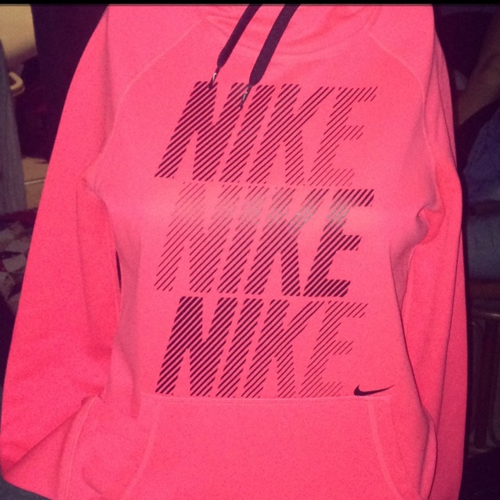 XS therma fit Nike hooded sweatshirt