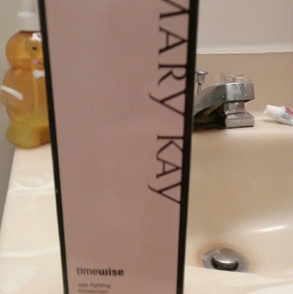 Mary Kay Age Fighting Moisturizer - Picture 1 of 2