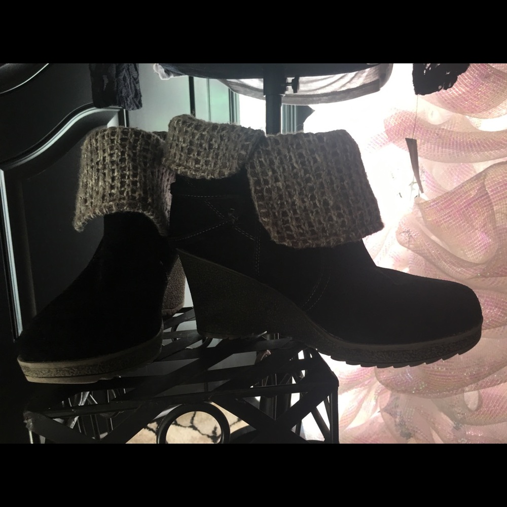 Ankle booties black suite like with wool cuff