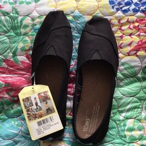 Brand new NEVER BEEN WORN toms