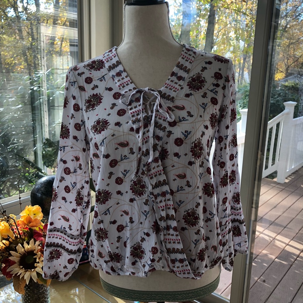 CLEAROUT!! EUC ⭐️ NY &Co Lace-Up Surplice Floral Blouse