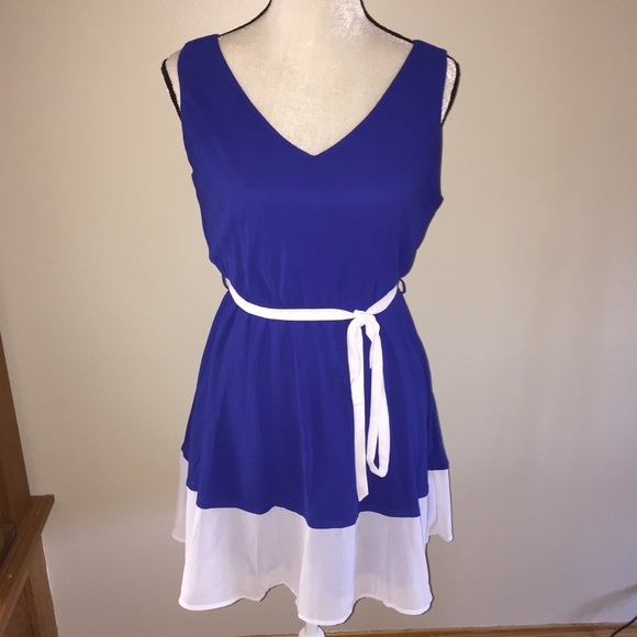 Papaya Dresses & Skirts - NWOT Papaya blue and white tie waist dress