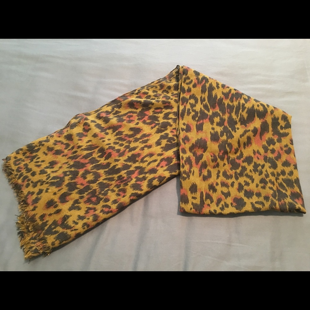 Amazing Scarf🍂 very good condition , worn once