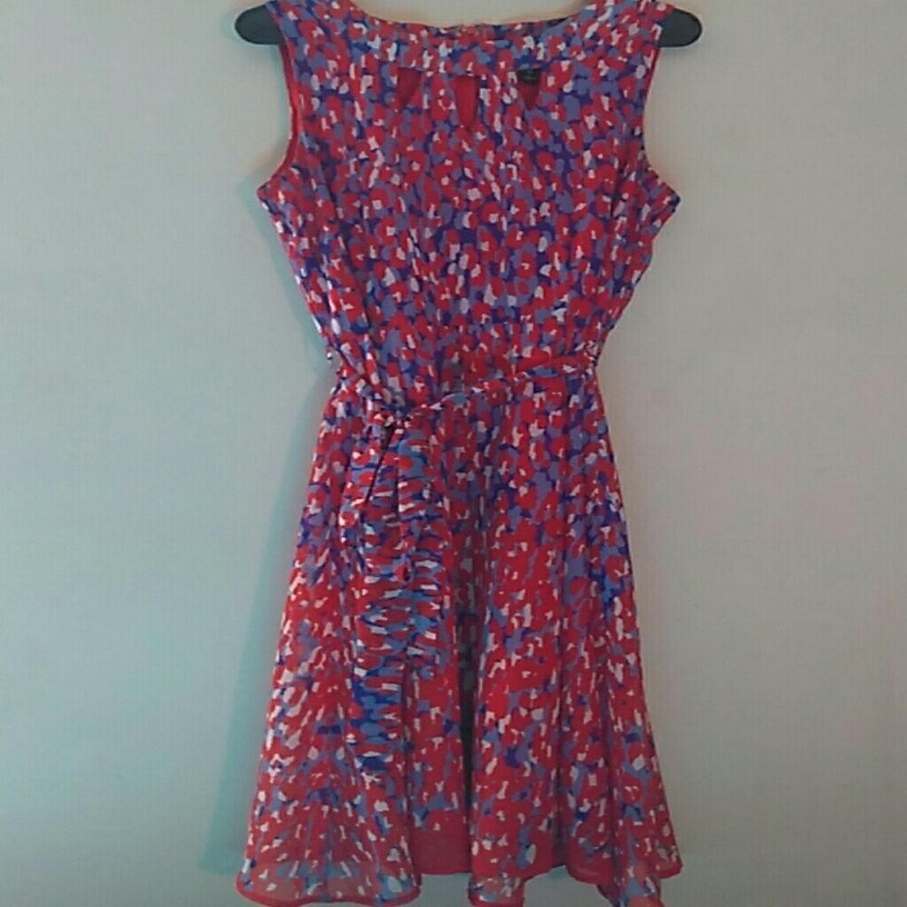 Patterned dress with tie