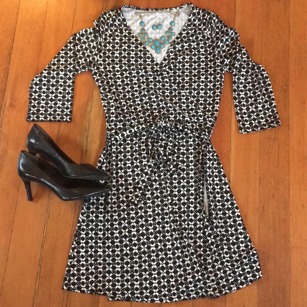 Black & White wrap dress w/ silky stretchy fabric