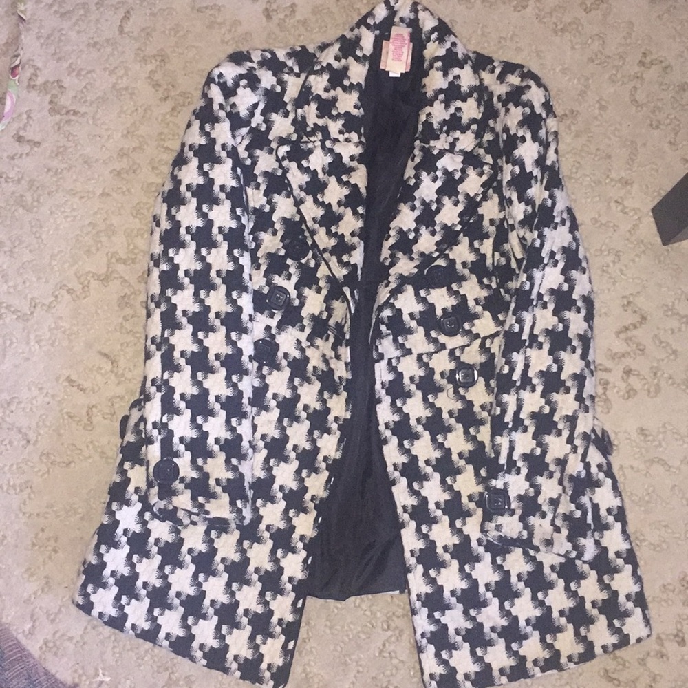 Houndstooth knee length coat, excellent condition!