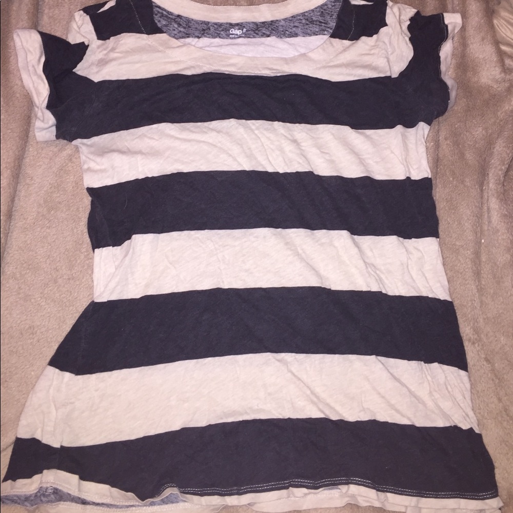 ❄️Black and cream colored t-shirt from Gap!