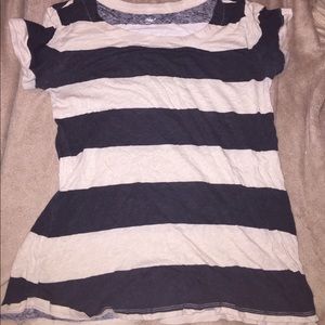 ❄️Black and cream colored t-shirt from Gap!