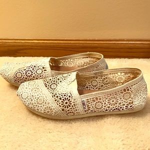 Size 7.5 white crochet Toms