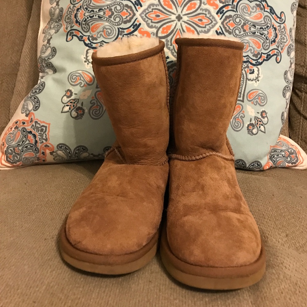 Authentic Classic Short Uggs Size 6