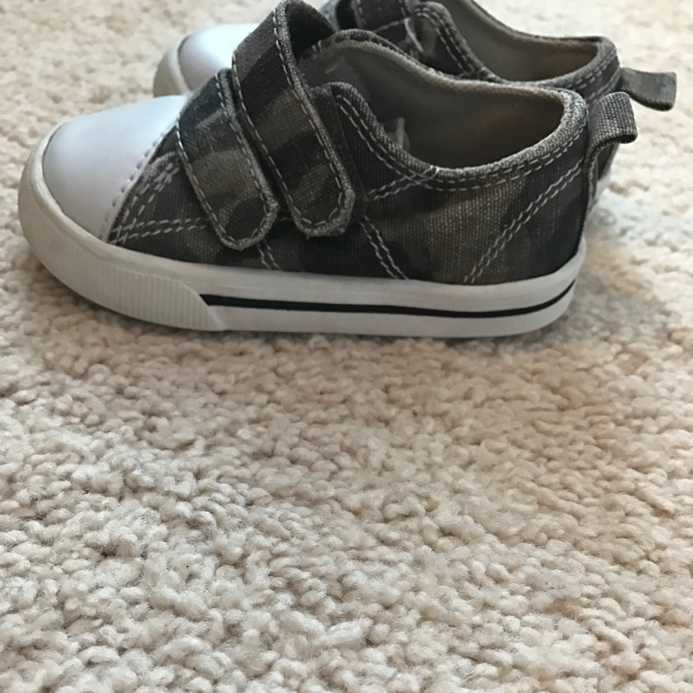 Camo velcro shoes