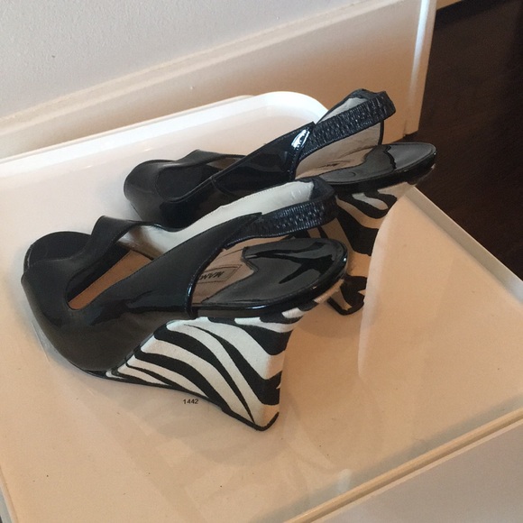 Manolo blahnik zebra black patent leather wedges - Picture 2 of 7