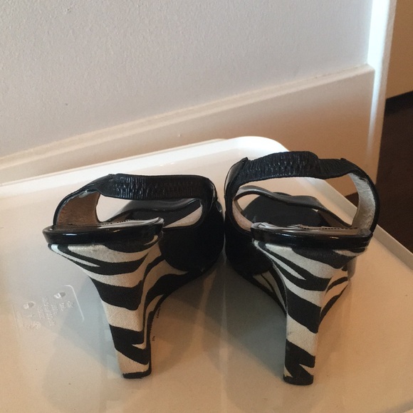 Manolo blahnik zebra black patent leather wedges - Picture 5 of 7