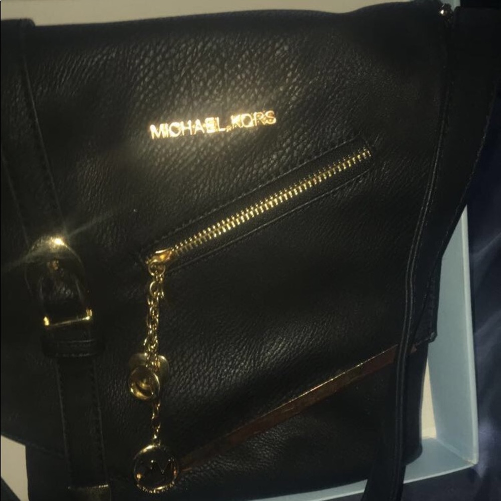 Micheal Kors Crossbody Messenger Style Bag.