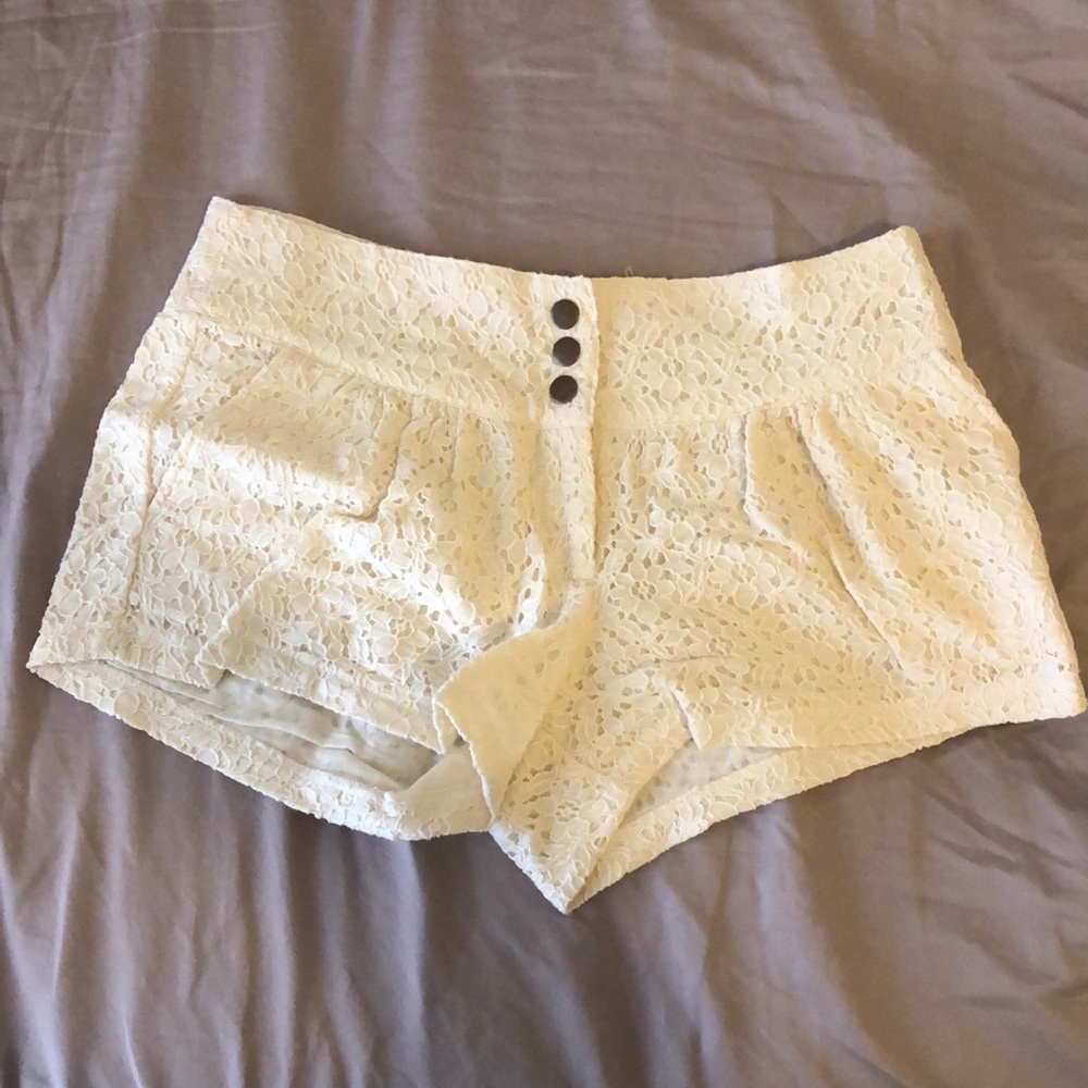 NWOT Cream floral lace shorts