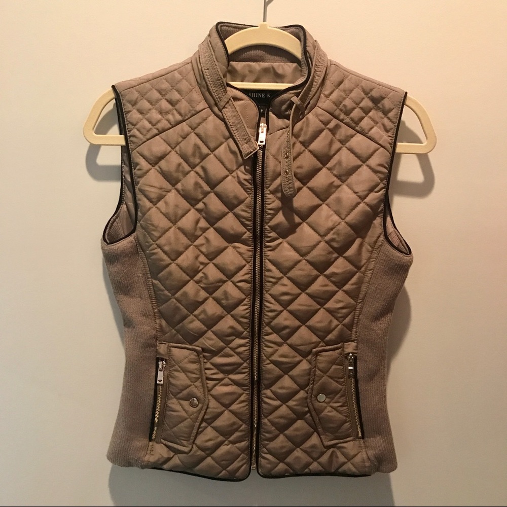 Adorable beige puffer vest