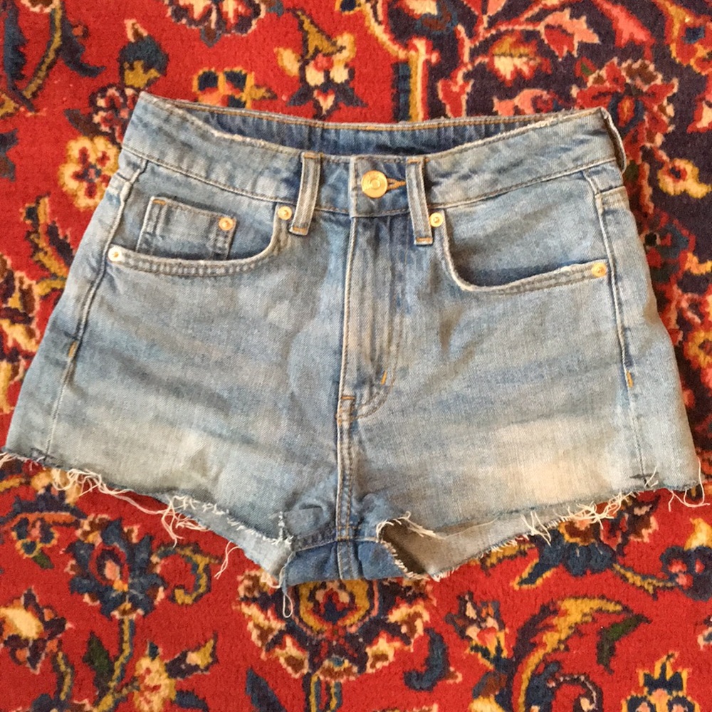 DIVIDED - Lightly Distressed Jean Shorts