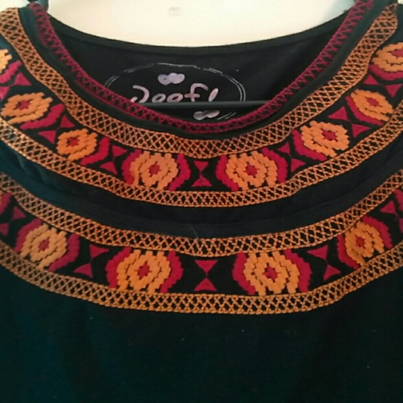 Patterned neckline top - Picture 2 of 2