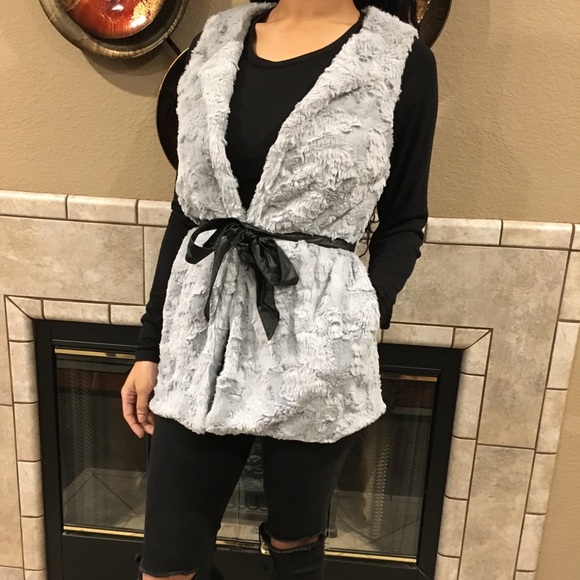 Sadie & Sage Grey Faux Fur Vest - Picture 2 of 4