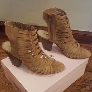 Wide Nude ankle sandals